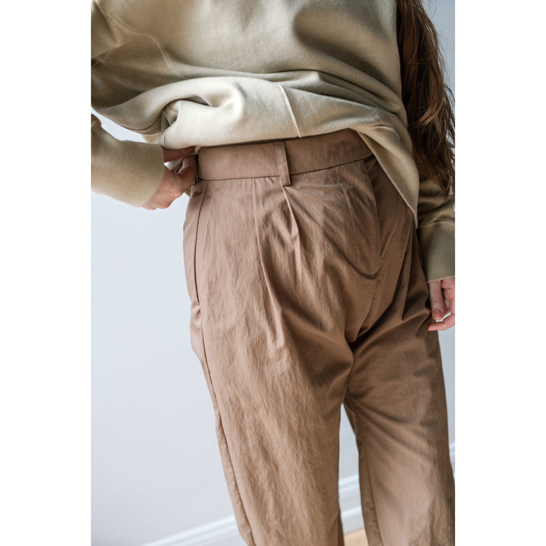 Grei Isla Pleated Trouser in Dark Khaki