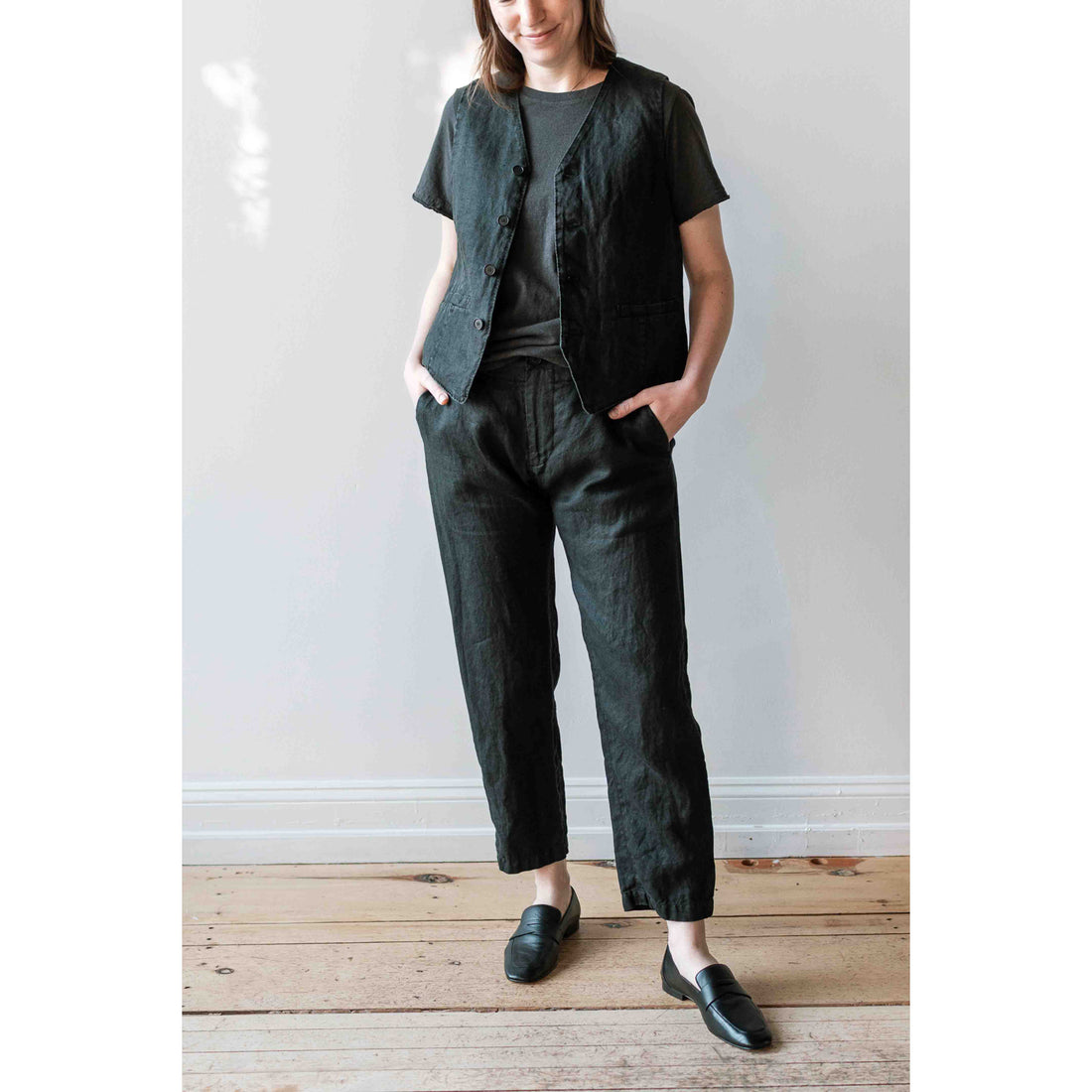 Pas de Calais Linen Twill V-neck Vest in Black