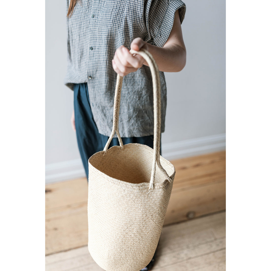 Shaina Mote Cylinder Bag in Seagrass