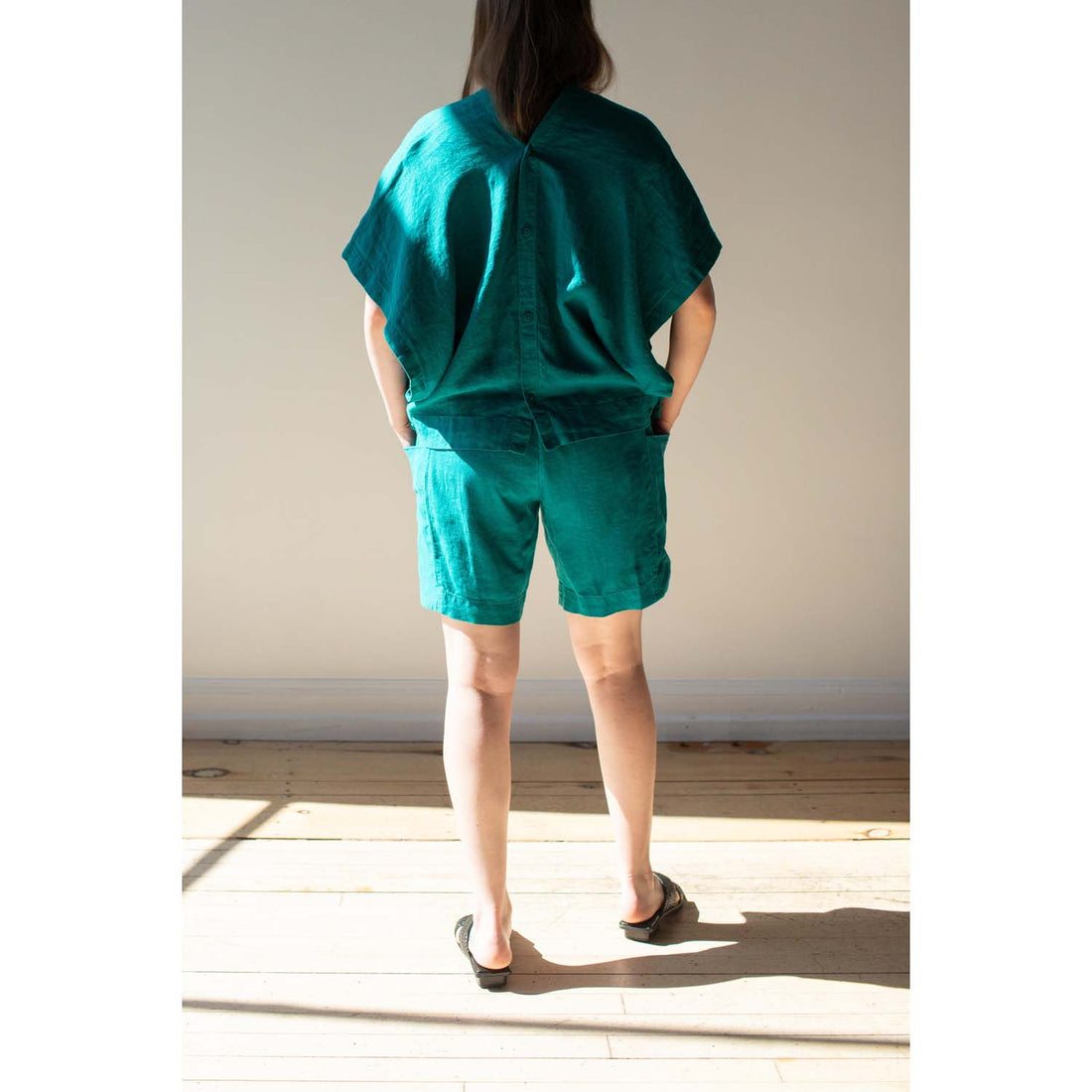 Black Crane Parachute Shorts in Peacock Linen